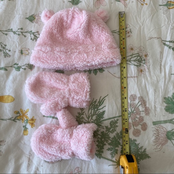 NWOT CARTER’S Hat & Mittens Set (run small) - Picture 4 of 5